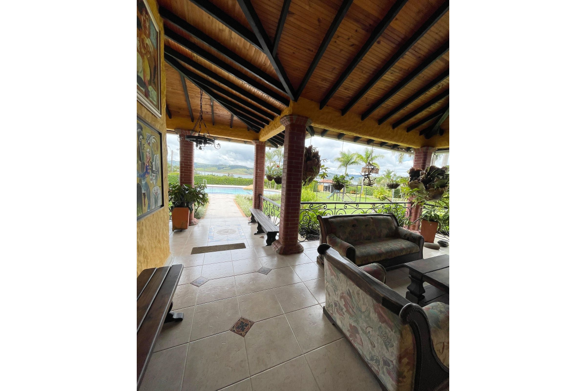 Finca en Venta en Lago Calima Calima | 3.081 m² lote | 1.076 m² construidos | lujo | piscina | jacuzzi | discoteca