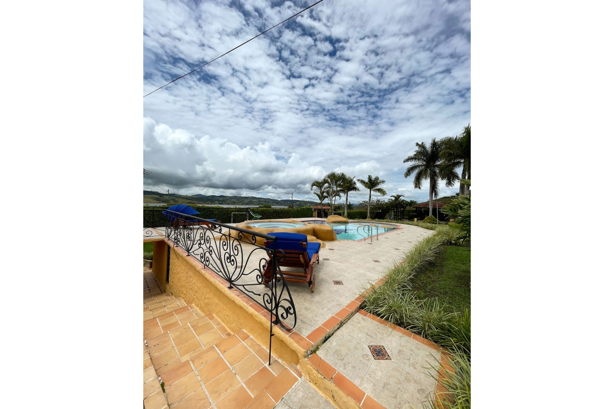 Finca en Venta en Lago Calima Calima | 3.081 m² lote | 1.076 m² construidos | lujo | piscina | jacuzzi | discoteca