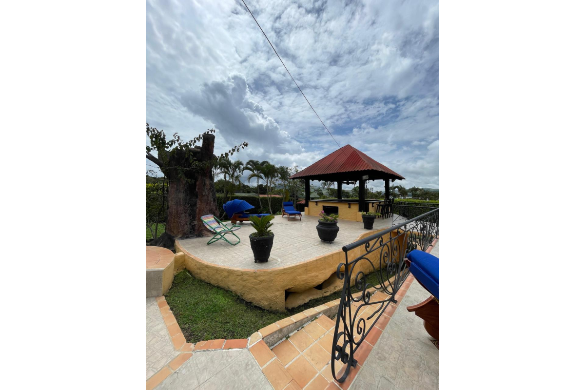 Finca en Venta en Lago Calima Calima | 3.081 m² lote | 1.076 m² construidos | lujo | piscina | jacuzzi | discoteca