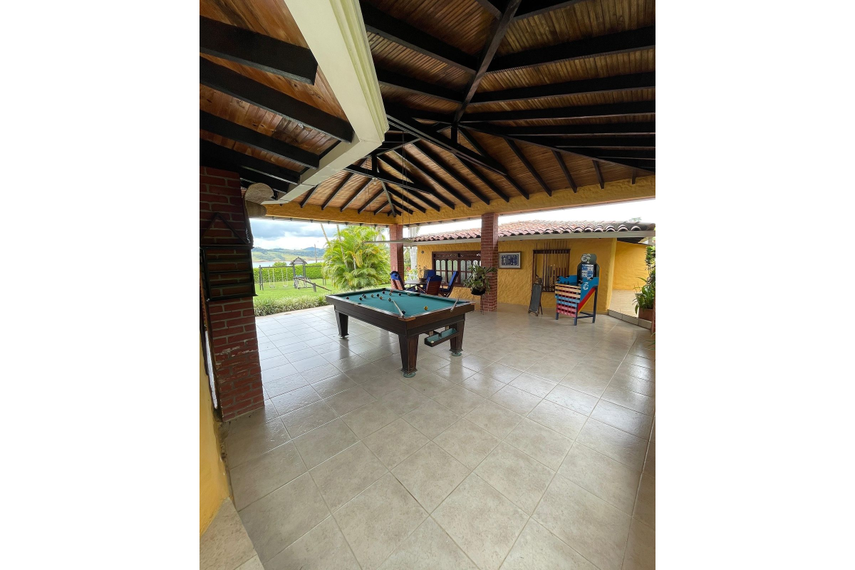 Finca en Venta en Lago Calima Calima | 3.081 m² lote | 1.076 m² construidos | lujo | piscina | jacuzzi | discoteca
