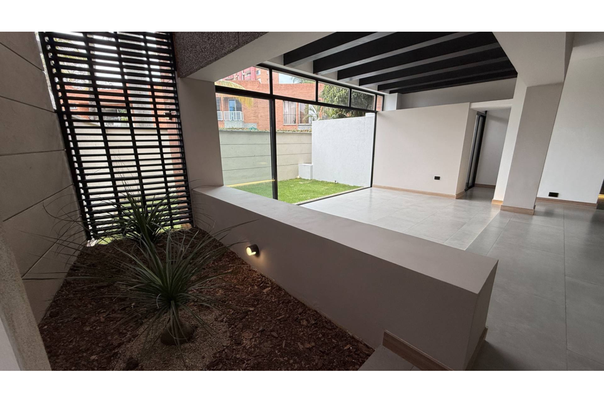 Casa en Condominio en Venta en Ciudad Jardín Cali 344 m² | Remodelada | 3 alcobas con vestier | Terraza y 5 parqueaderos