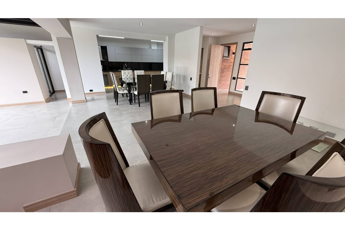 Casa en Condominio en Venta en Ciudad Jardín Cali 344 m² | Remodelada | 3 alcobas con vestier | Terraza y 5 parqueaderos